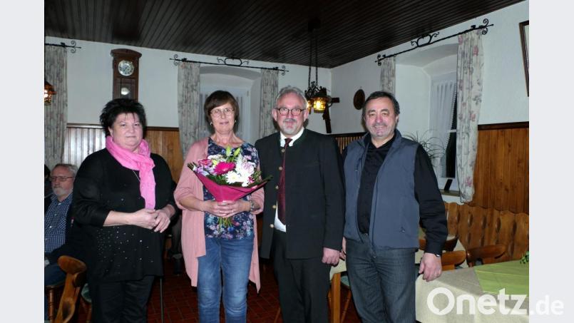 Johanna Treml, Beate und Rudolf Schopper sowie Otto Uhl feiern das Wahlergebnis in Püchersreuth Bild: ils