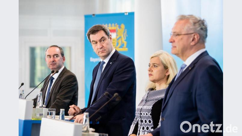 Ministerpräsident Markus Söder (CSU, Zwieter von links) steht auf einer Pressekonferenz in der bayerischen Staatskanzlei zu den Auswirkungen der Coronavirus-Infektionen in Bayern zwischen Wirtschaftsminister Hubert Aiwanger (Frei Wähler, links), Gesundheitsministerin Melanie Huml (CSU, Zweite von rechts) und Innenminister Joachim Herrmann (CSU). Bild: Matthias Balk/dpa
