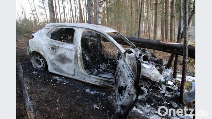 Der ausgebrannte Leihwagen nach dem Verkehrsunfall. Bild: jma