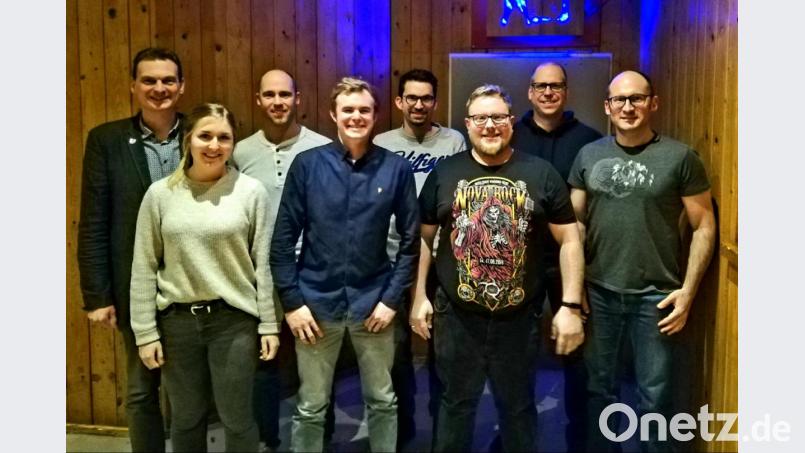 Die neue Vorstand des Förderverein Haisl mit Jens Simon (Dritter von links), der Thomas Reichl (Fünfter von links) als Vorsitzender des Förderverein Haisl ablöst. Bild: adj