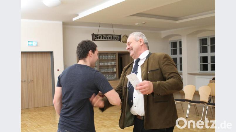 Gratulationen für Johann Burger (rechts) - ganz ohne Handschlag. Bild: sfo