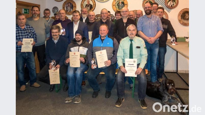 Mit Urkunden und Pokalen zeichnet Bürgermeister Karl-Heinz Budnik im Namen der Stadt gute Sportler aus. Zweiter Vorsitzender Bernhard Lang (sitzend, Zweiter von rechts) überreicht Urkunden an die langjährigen Mitglieder. Bild: Bernhard Lang