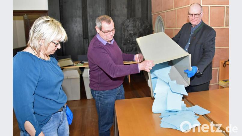 Pünktlich um 18 Uhr öffneten die Helfer die Wahlurnen. Bild: Andreas Royer