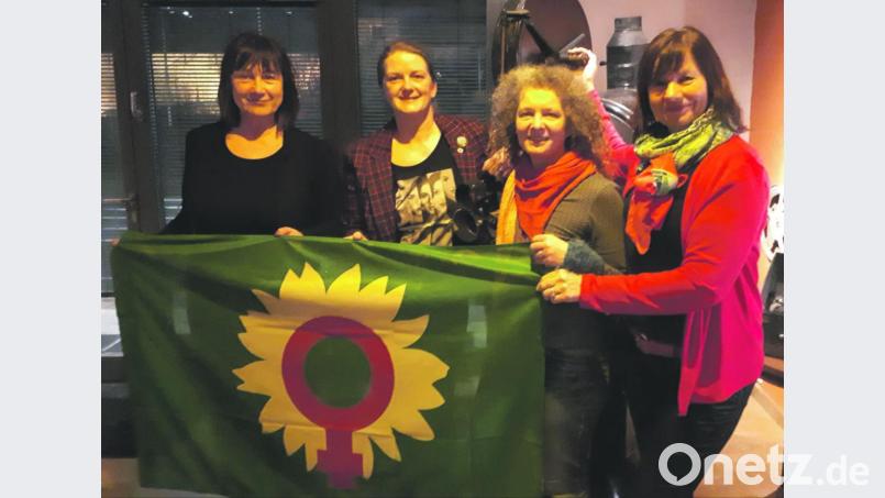 Für ein ausgeglichenes Bild der Gesellschaft fordern die Grünen mehr Frauen in verantwortlichen Positionen. Von links die frauenpolitische Sprecherin in Bayern, Helga Stieglmeier, Bezirksvorsitzende Tina Winklmann sowie die Sulzbach-Rosenberger Stadträtinnen Yvonne Rösel und Gaby Mutzbauer. Bild: exb