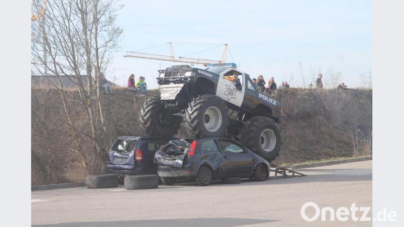 Mehrere 100 PS zermalmen Schrottautos. Bild: pi