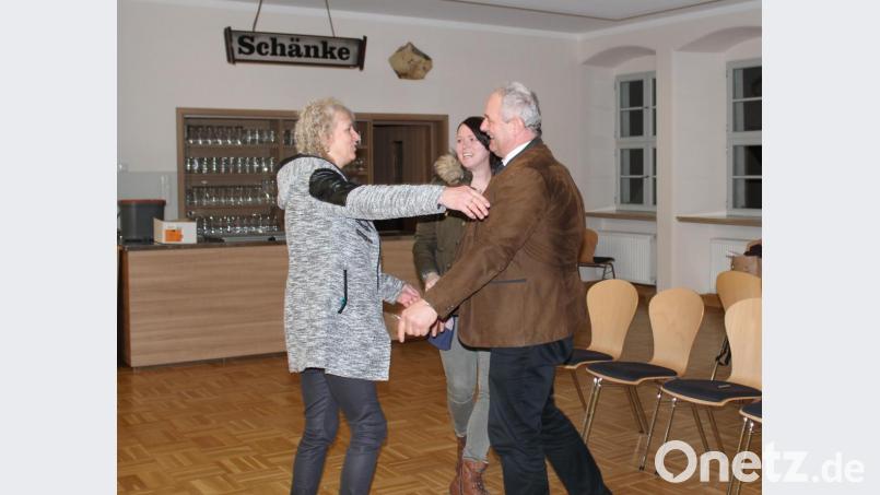 Johann Burger (rechts) freut sich mit seiner Frau Kathrin (links) und Tochter Alexandra. Bild: sfo