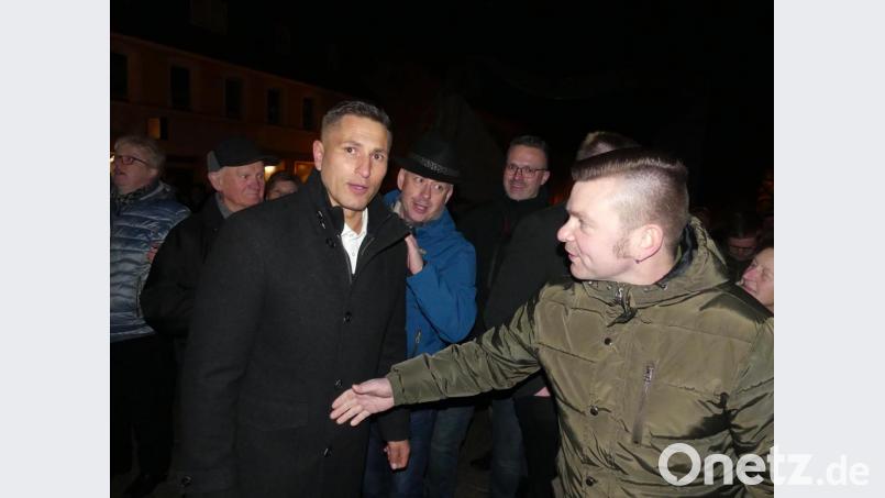 Marcus Gradl mit Gratulanten. Bild: rn