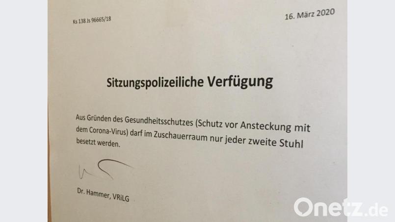 Abstand halten im Zuhörerraum. Am Ende wurde der Prozess nach einer Stunde ohnehin unterbrochen . Bild: ca