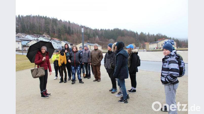 Die Schüler mit ihren Lehrkräften waren sehr beeindruckt von der KZ-Gedenkstätte Flossenbürg und der Synagoge in Floß. Bild: gi