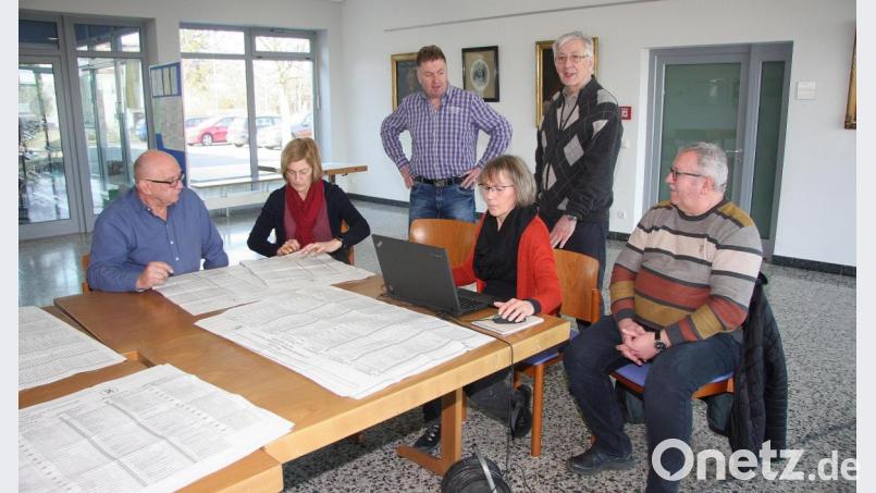 Am Montagvormittag waren die Wahlhelfer erneut im Einsatz. Im Foyer des Rathauses galt es, die Stimmen der Kreistagswahl auszuzählen. Bild: wro
