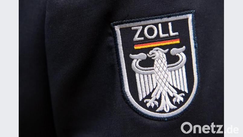 Der Zoll hat 19 Tonnen Tabakt in einem Lkw entdeckt. Symbolbild: Ralf Hirschberger/dpa