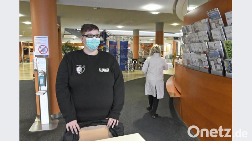 Zum Schutz von Mitarbeitern und Patienten kommen derzeit nur Besucher mit Ausnahmegenehmigung ins Klinikum Weiden. Ein Sicherheitsdienst kontrolliert das und klärt auf. Bild: Petra Hartl