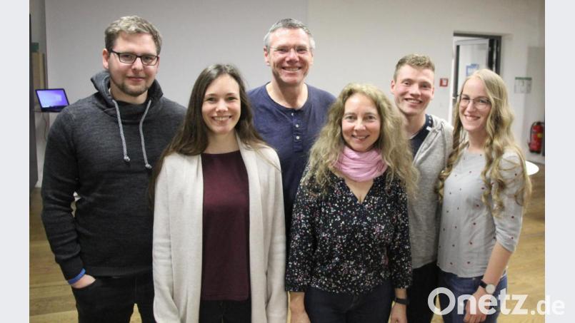 Die Familie des Wahlsiegers (Mitte) mit Frau Sandra sowie Tochter (Zweite von links) und Sohn (Zweiter von rechts). Bild: fsb