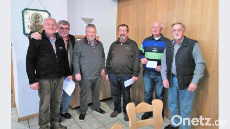 Georg Kammerer, dritter Sieger Karl Lang, Vorsitzender Peter Lachmann, Sieger Herbert Simmerl, Zweitplatzierter Hans Reger und Erich Bäumler, zuständig für die Auswertung (von links). Bild: exb