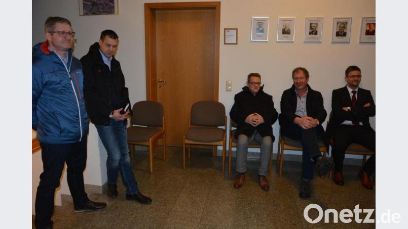 Angespannt standen und saßen die Kandidaten am Sonntagsabend im Foyer des Rathauses, (von links) Uwe Rosner, Andreas Malzer, Gerald Härtl, Reinhard Wurm und Wolfgang Pötzl. Bild: jr