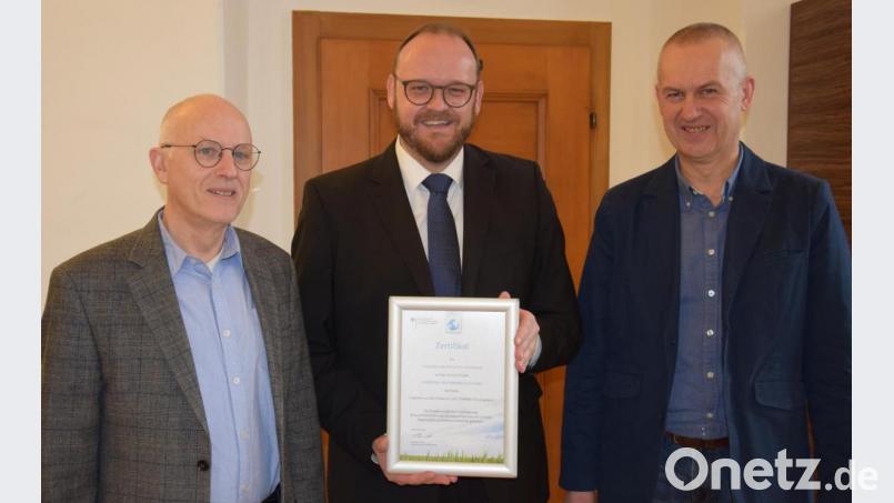 Landrat Andreas Meier (Mitte), Kreisbaumeister Werner Kraus (rechts) und Heribert Eckl, Leiter des
Bauunterhaltes, freuen sich sehr über das Zertifikat und natürlich auch die finanzielle
Förderung der Klimaschutzmaßnahme. Bild: exb
