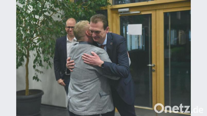 Faire Geste: Bernhard Pscheidt (von links) und Dominik Baschnagel gratulieren Bürgermeister Ernst Schicketanz zur Wiederwahl. Bild: Tobias Schwarzmeier