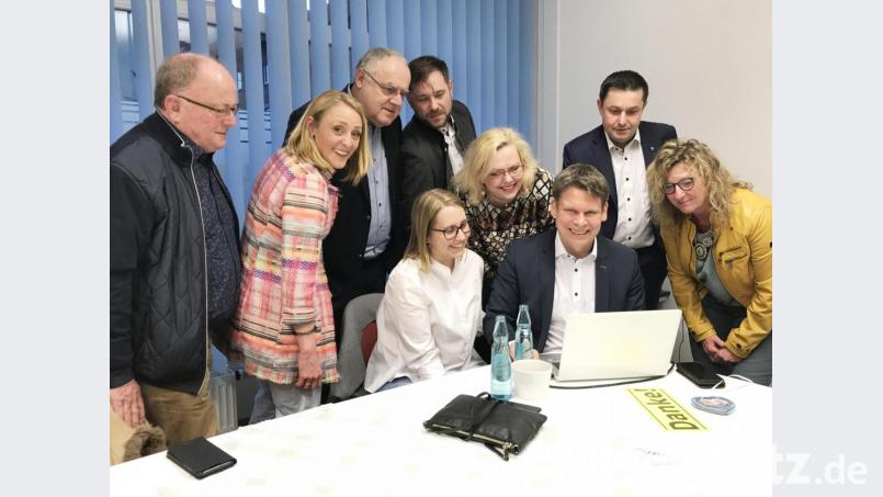 In der CSU-Geschäftsstelle verfolgen Benjamin Zeitler (Dritter von rechts) und die Weidener Parteispitze am Sonntagabend die Auszählung zur OB-Wahl. Tags darauf haben sie erneut Grund zur Freude: Die Schwarzen sind stärkste Fraktion im Stadtrat. Maria Sponsel (Zweite von links) schafft erstmals den Einzug. Bild: Gabi Schönberger