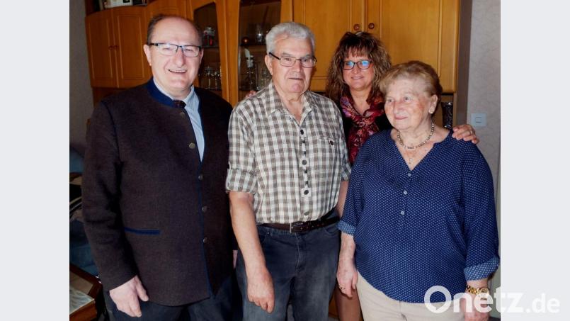Josef Rubenbauer (Zweiter von links) feiert 80. Geburtstag, hier mit Ehefrau Erika (rechts) und Tochter und Karin. Für die Gemeinde Kümmersbruck gratuliert Bürgermeister Hubert Blödt (links). Bild: e