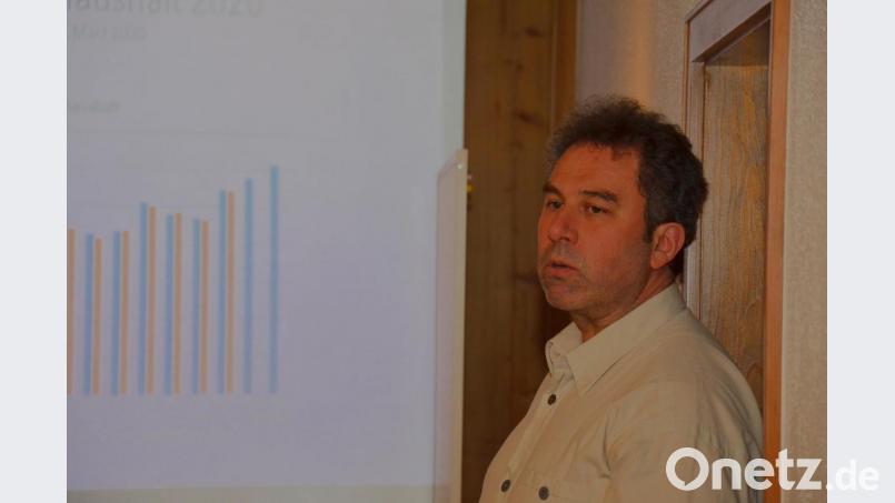 Der Eslarner Kämmerer Roland Helm präsentiert den Gemeindehaushalt für das aktuelle Jahr 2020. Bild: fjo