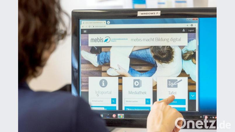 Eine Lehrerin sitzt vor einem Monitor mit dem Programm „mebis – Landesmedienzentrum Bayern“. Bild: Armin Weigel/dpa