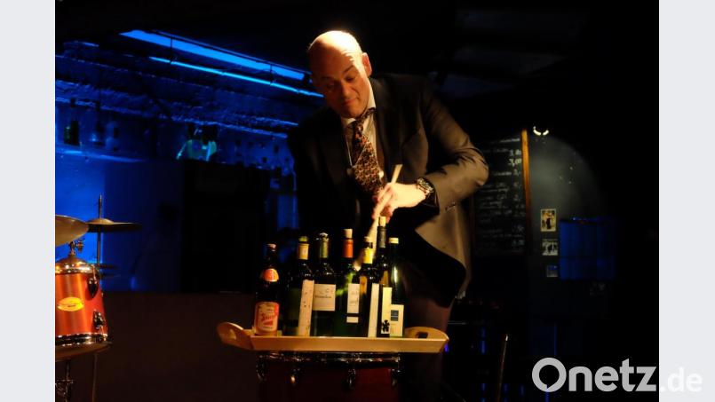 Solo für wohl temperierte Flaschen: Martin Breinschmid ist nicht nur am Schlagzeug ein Könner. Unter seinen Händen werden auch Alltagsgegenstände zu Musikinstrumenten. Bild: lr