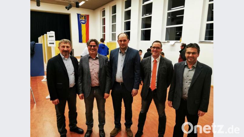 Im Namen der Marktverwaltung gratulierte (von links) Geschäftsleiter Georg Würfl Bürgermeister Reiner Gäbl zum Wahlsieg. Die Mitbewerber um das Bürgermeisteramt Thomas Kleber und Bernd Reil schlossen sich mit Wahlleiter dritten Bürgermeister Josef Illing den Gratulationen an. Bild: gz