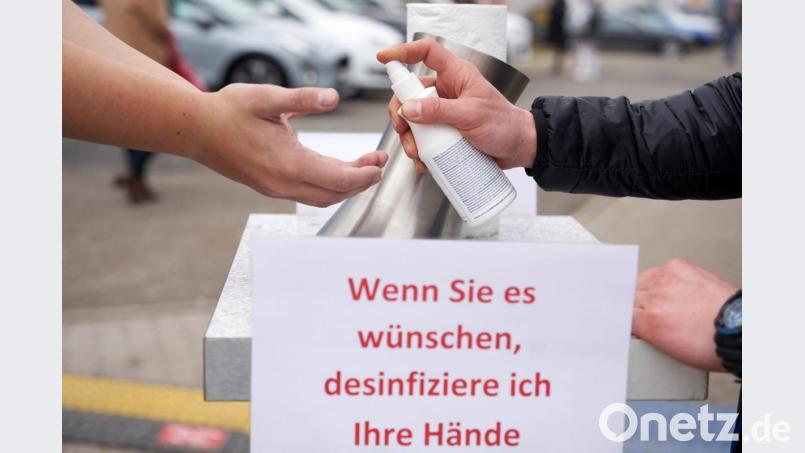 Wer bietet in Weiden oder dem Landkreis wem auf kreative Weise Hilfe an? Wie unterstützen die Menschen sich in der Coronakrise gegenseitig? Die Redaktion ist dankbar für Hinweise. Bild: Thomas Frey/dpa