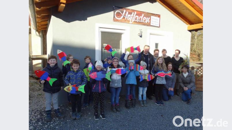 Die Kommunionkinder aus der Pfarrei Pullenreuth mit ihren gebastelten Fischen. Von rechts kniend: Gabi Hawranek und Kerstin Heining. Stehend hinten von rechts: Alexandra Hufnagel, Juliane Hecht, Andrea Bayerl und Pfarrer Josef Waleszczuk Bild: twg