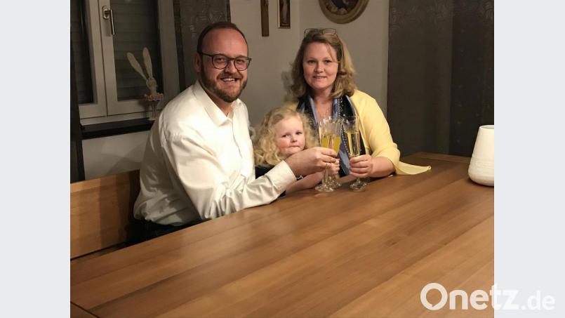 Ruhiger Wahlabend im heimischen Windischeschenbach. Ehefrau Jutta ist die Erste, die Landrat Andreas Meier zur Wiederwahl gratuliert. Tochter Katharina darf mit Orangensaft darauf anstoßen. Bild: exb