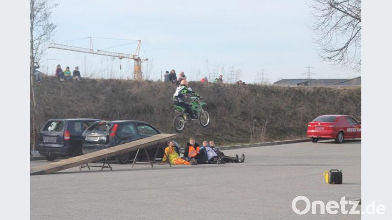 Gänsehaut-Feeling pur erleben die Zuschauer beim Motorrad-Weitflug. Bild: pi