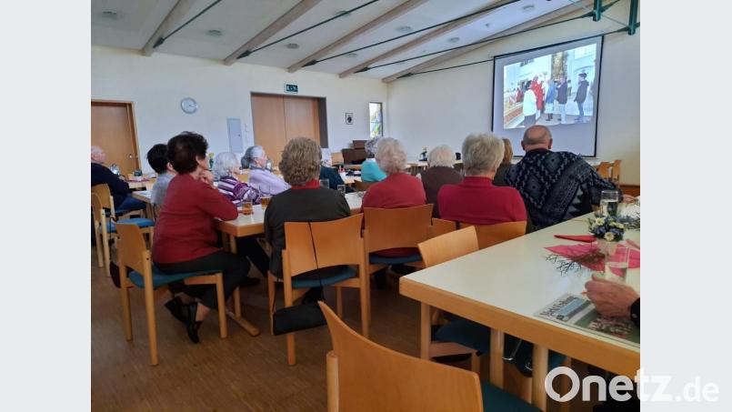Manfred Fritsche zeigte zahlreiche Bilder und Videoausschnitte, welche die Gäste mit vollster Aufmerksamkeit betrachteten. Bild: rab