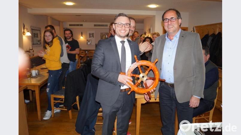 CSU-Chef Markus Dobmeier (rechts) überreicht dem wiedergewählten Bürgermeister und &quot;Kapitän&quot; Ernst Lenk bei der Wahlparty im Gasthof Bauer ein Schiffslenkrat für die Reise in eine gute Gemeindezukunft. Bild: du