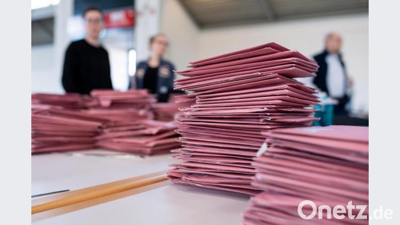 Wahlhelfer bei der Auszählung der Briefwahl. Symbolbild: Sven Hoppe/dpa