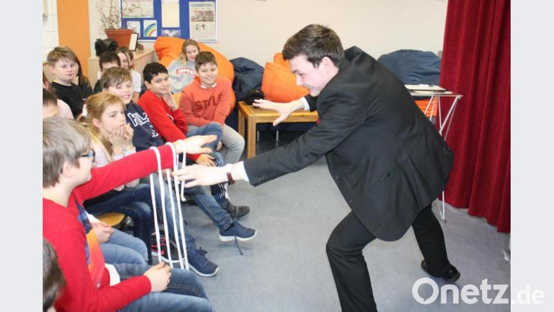 Tricks mit den Seilen brachten die jungen Zuschauer zum Staunen. Bild: lg