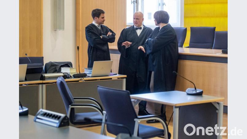 Die Verteidiger Johannes Büttner (l), Michael Haizmann und Annette von Stetten im Verhandlungssaal des Landgerichts. Wegen eines Coronavirus-Verdachts ist der Auftakt im Mordprozess gegen eine Zahnärztin in Regensburg verschoben worden. Bild: Armin Weigel