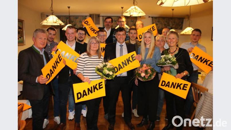 Mit elf Stadträten und dem Bürgermeister ist die CSU die stärkste Fraktion geworden. Das wird ordentlich gefeiert. Bild: sne