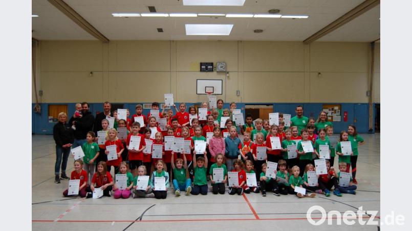 Bei der Siegerehrung gab es für alle Teilnehmer Urkunden, die drei Erstplatzierten jedes Jahrgangs erhielten zusätzlich Medaillen. Bild: exb
