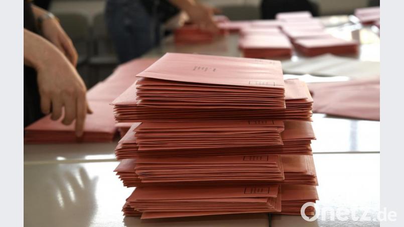 Die roten Umschläge für die Briefwahl machten überall einen Großteil der auszuzählenden Stimmen aus. Bild: Petra Hartl