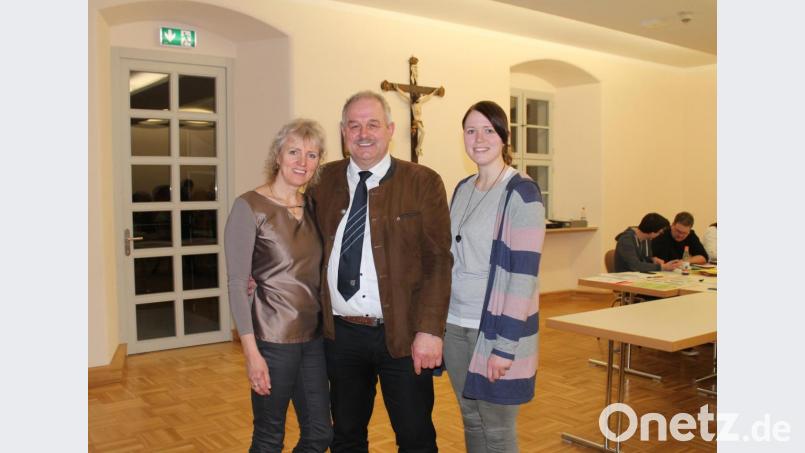 Der wiedergewählte Johann Burger mit Ehefrau Kathrin (links) und Tochter Alexandra. Bild: sfo