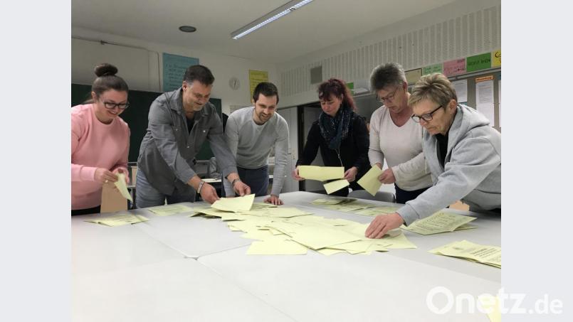 Wahlhelfer in Weiden bei der Arbeit. Bild: Gabi Schönberger