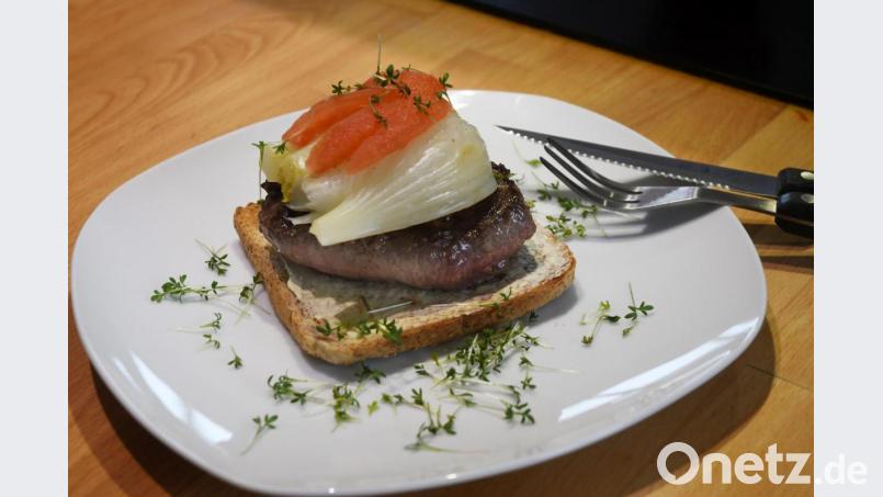Genuss in Schichten: Auf das Toastbrot kommt Filetsteak und gedünstete Fenchelknolle. Bild: Gabi Schönberger