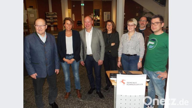 Im Rathausfoyer verfolgen sie am Wahlsonntag die Übermittlung der einzelnen Ergebnisse aus den Wahllokalen (von links): Dritter Bürgermeister Hubert Blödt, Zweite Bürgermeisterin Birgit Singer-Grimm, ´Bürgermeister Roland Strehl mit seiner Frau Gabriele, die SPD-Kandidatin Lisa Hartinger, SPD-Ortsvorsitzender Markus Bayer und IT-Administrator Thomas Wiedenbauer. Bild: e