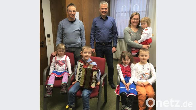 Bürgermeister Thomas Meiler hinten, Mitte) begrüßt die Jubiläumsbürger Bernhard und Lesya Müller mit Ihren fünf Kindern, (vorne, von links) Maria-Theresia, Laurentius, Ottila und Clemens sowie Felicia (am Arm der Mutter), die tatsächlich 1500. Einwohnerin Flossenbürgs. Bild: cro