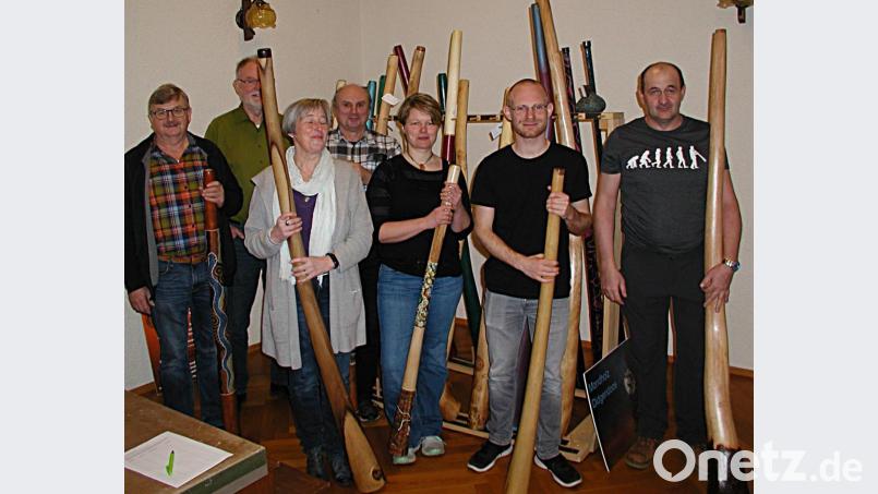 Eine große Auswahl an selbstgebauten Didgeridoos hatte Michael Heinl (rechts) zum Workshop in Brand mitgebracht. Mit Philipp Gerisch (Zweiter von rechts) hatte er einen versierten Spieler und überzeugenden Referenten nach Brand geholt. Bild: ld