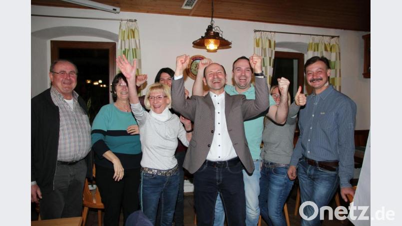 Wahlparty der Ensdorfer SPD: Hans Ram (Mitte) bejubelt seinen Sieg, er löst den amtierenden Bürgermeister Markus Dollacker ab. Bild: exb