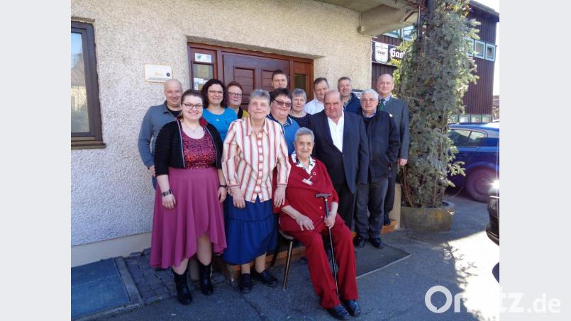 Zum 90. Geburtstag gratulierten Maria Dirnberger (sitzend) zahlreiche Gratulanten. Bild: amö