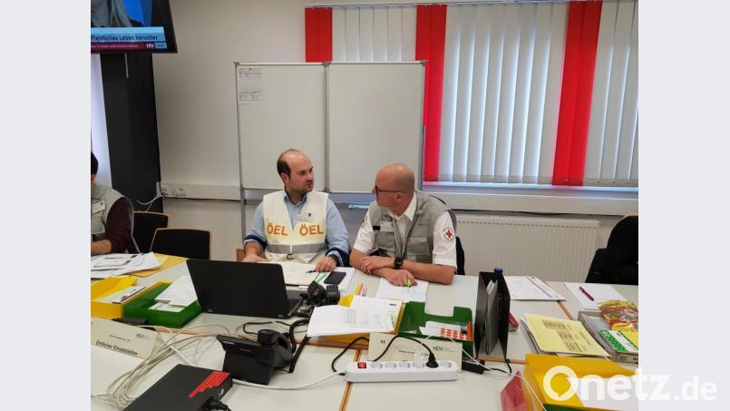 Wie viele Krankenhausbetten stehen zur Verfügung, wie viele davon sind Intensivbetten? Diese und andere Fragen klärt der gemeinsame Lagedienst der Kreise Neustadt und Tirschenreuth sowie der Stadt Weiden. Im Bild die örtlichen Einsatzleiter (ÖEL) Marco Saller und Sebastian Windschügl (rechts). Bild: Marcel Weidner/exb