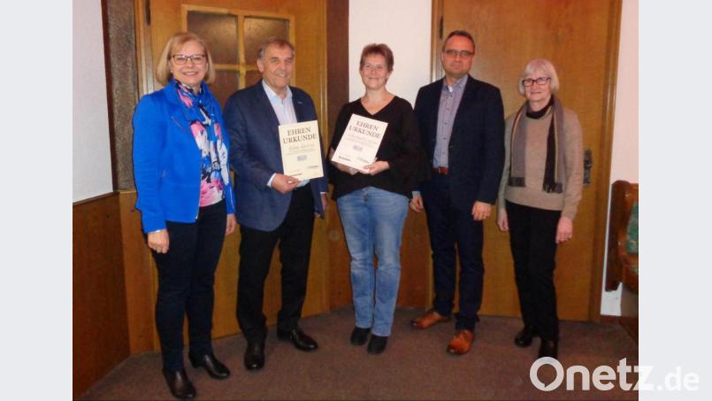 BLLV-Vorsitzende Ortrud Sperl (links), Zweite Bürgermeisterin Christa Zapf und stellvertretender Bezirksvorsitender Manuel Sennert (von rechts) ehrten die langjährigen Mitglieder (mit Urkunde, von links) Rudolf Teplitzky und Waltraud Eichstätter. Bild: amö