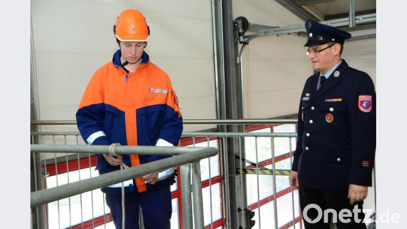 Julius Kellner (links) demonstriert gerade sein Wissen über die Knotenkunde. Anton Schwägerl überwacht die Richtigkeit. Bild: dob